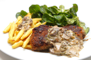 Frikadellen mit Schupfnudeln, Feldsalat und Pilzragout