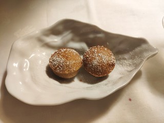 Postre delicioso en plato de forma de ostra