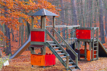 Spielplatz in herbstlichen Farben