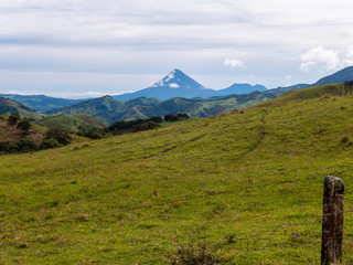 Fototapeta premium Der Vulkan Arenal bei La Fortuna in Costa Rica, Mittelamerika. Der Vulkan war bis 2011 noch aktiv hat eine klassische Form eines Kegels.