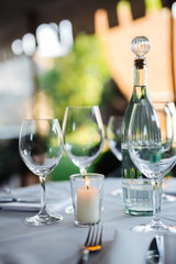 table arrangement at a restaurant