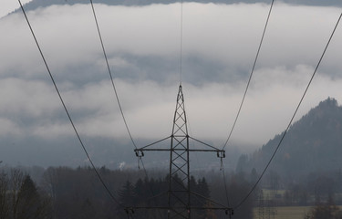 hochspannungsleitung im winter