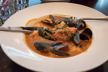 Plat assaisonnée avec des moules