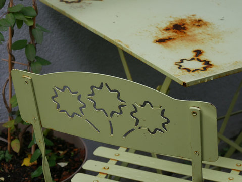 dossier de chaise et rouille sur table de jardin