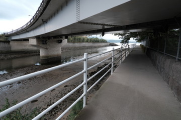 橋の下の遊歩道