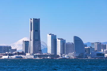 Fototapeta premium (神奈川県ｰ都市風景)富士山と横浜湾岸エリア１