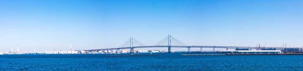 Fototapeta na wymiar (神奈川県ｰ風景パノラマ)青空の下の横浜ベイブリッジ１