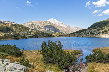 Obraz premium Fish Banderitsa lake and Vihren Peak, Pirin Mountain, Bulgaria