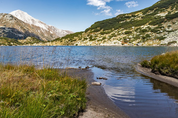 Fototapeta premium Fish Banderitsa lake and Vihren Peak, Pirin Mountain, Bulgaria