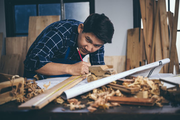 A carpenter is designing and working on hand-made wood.