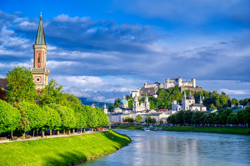 Fototapeta premium Widok na austriackie miasto Salzburg nad rzeką Salzach.