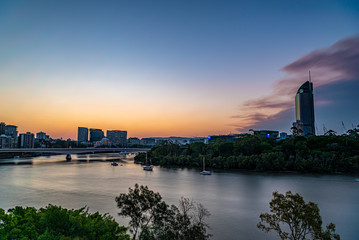 Naklejka premium brisbane skyline at sunset