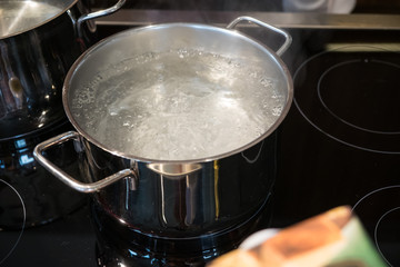 Kochtopf mit kochendem Wasser
