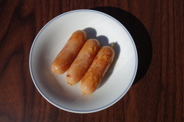 皿の上の3本のウインナー
