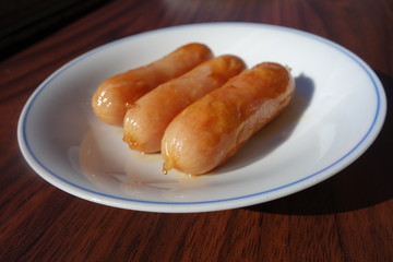 皿の上の3本のウインナー