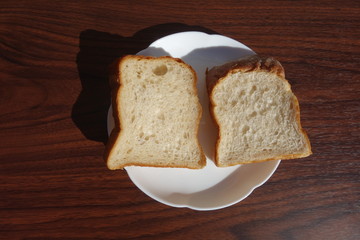 皿の上の食パン