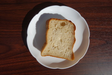 皿の上の食パン