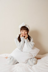 ベッドに座っている女性