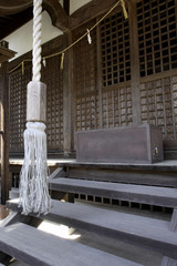 神社の境内にある賽銭箱と鈴