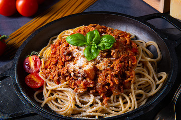 wholegrain spaghetti with tomato sauce and minced meat