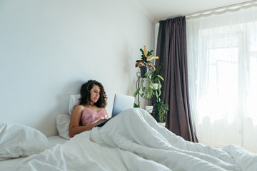 Obraz na płótnie Canvas woman with laptop in bed freelancer