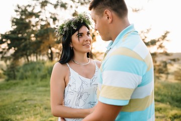 Obraz premium Enjoying time together. Stylish and loving couple enjoying each other by the sea. The couple is young and in love. The concept of youth, love and lifestyle. Beautiful sunset on a summer day