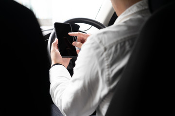 スマートフォンを操作しながら運転している男