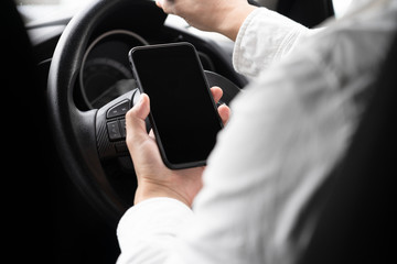 スマートフォンを操作しながら運転している男