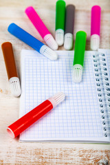 Obraz premium Colored felt-tip pens and notebook
