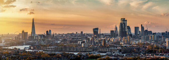 Weites Panorama der Stadtlandschaft von London, Großbritannien, während eines Sonnenunterganges...
