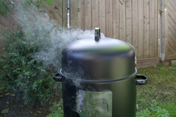 Obraz premium Smoke cask smokes from the cracks