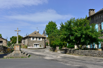 Au calvaire rue de la Mairie à Moudeyres (43150), département de la Haute-Loire en région...