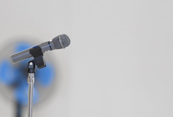 マイク　発言　炎上