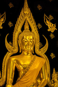 Phra Sri Mahathat Temple, Woramahawihan or Big Buddha Temple, or the large Phra Sri Phra Buddha Temple that is enshrined in the temple is "Phra Buddha Chinnarat"