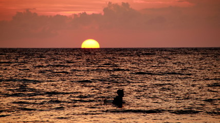 playing on the beach at dusk, taken when the light is very low, less noise, blurry and is not focused