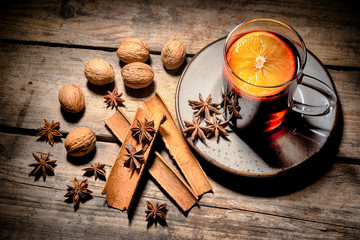 Glühwein mit Sternanis , Zimt, Orange und Walnüssen © andreas rehkopp