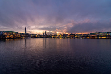Fototapeta na wymiar Hamburg Sonnenuntergang an der Alster, tolles Licht