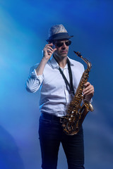 Fototapeta na wymiar Saxophonist im blauen Licht der Bühne