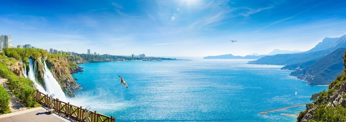 Fototapeta premium Panoramiczny kolaż z pięknymi atrakcjami: wodospad Lower Duden, lazurowe morze i góry w pobliżu popularnego kurortu Antalya w Turcji.