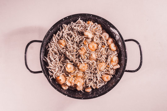 delicioso plato de gulas con gambas