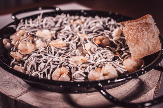 delicioso plato de gulas con gambas