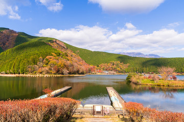 Fototapeta na wymiar Scenic image of beautiful lake view amidst colorful valleys of leaves and harbors in the autumn colors