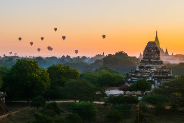 Globos sobrevolando los templos de Bagan en Myanmar