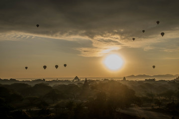 Globos sobrevolando los templos de Bagan en Myanmar