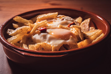 deliciosos huevos rotos o huevos con chorizo