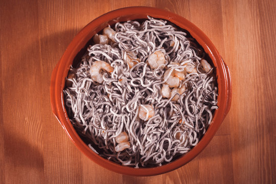 delicioso plato de gulas con gambas