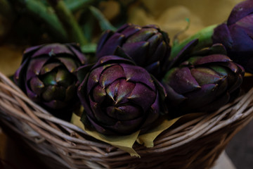 Obraz premium Fresh artichokes in a basket at the local European market 
