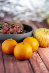 frutta fresca e naturale di stagione sul tavolo