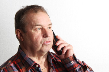 Senior ist am Telefon erstaunt