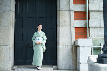 着物（夏結城紬）を着た日本人女性